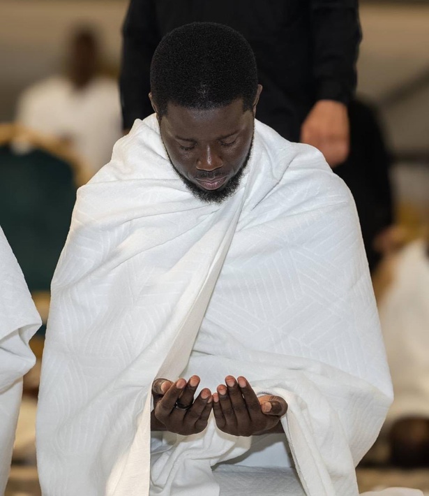Recueillement à la Mecque : Bassirou Diomaye Faye prie pour un Sénégal uni et prospère Recueillement à la Mecque : Bassirou Diomaye Faye prie pour un Sénégal uni et prospère