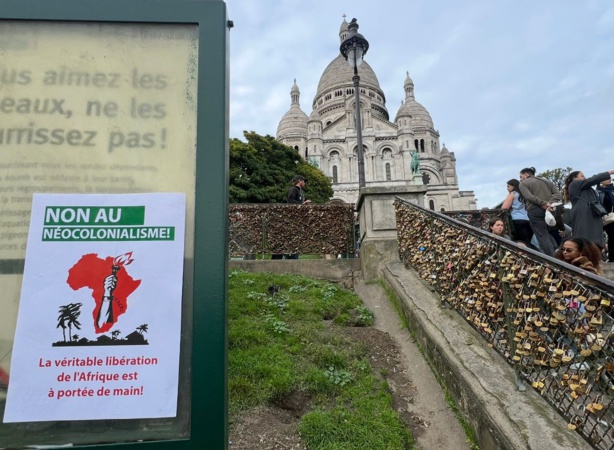 Mobilisation Anti-Néocolonialiste à Paris : Plus de 100 affiches dénoncent l'injustice Mobilisation Anti-Néocolonialiste à Paris : Plus de 100 affiches dénoncent l'injustice
