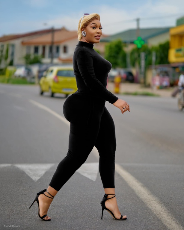 L’Artiste Ivoirienne Josey promet une « folie » Artistique avec son prochain projet L’Artiste Ivoirienne Josey promet une « folie » Artistique avec son prochain projet