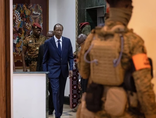 De la révolution populaire à l’instabilité : Le Burkina Faso, dix ans après le départ de Compaoré De la révolution populaire à l’instabilité : Le Burkina Faso, dix ans après le départ de Compaoré