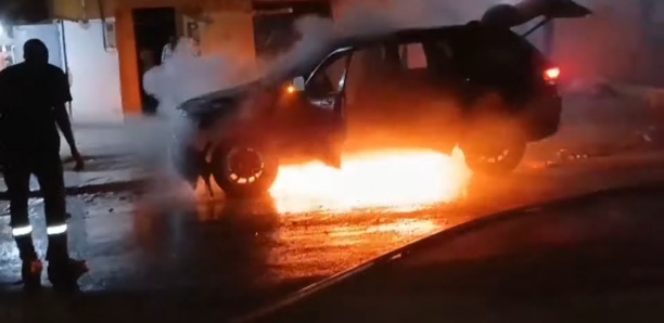 Thies : Un véhicule de la coalition « Samm Sa Kaddu » prend feu Thies : Un véhicule de la coalition « Samm Sa Kaddu » prend feu