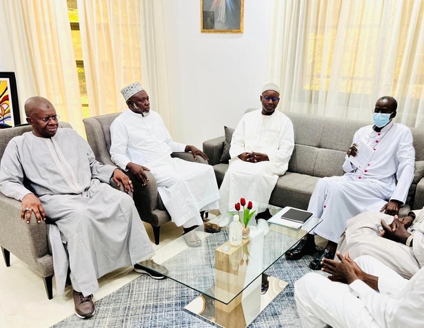 Sénégal : Rencontre symbolique entre Dr. Djime Dramé et Monseigneur Ndiaye pour un dialogue interreligieux renforcé Sénégal : Rencontre symbolique entre Dr. Djime Dramé et Monseigneur Ndiaye pour un dialogue interreligieux renforcé
