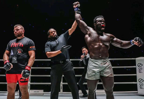 Victoire Historique : Reug Reug, Premier Sénégalais Champion des Poids Lourds au ONE Championship Victoire Historique : Reug Reug, Premier Sénégalais Champion des Poids Lourds au ONE Championship