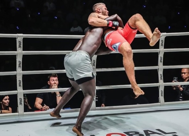 Vidéo: Comment Reug Reug a "neutralisé" le russe Malykhin Vidéo: Comment Reug Reug a "neutralisé" le russe Malykhin