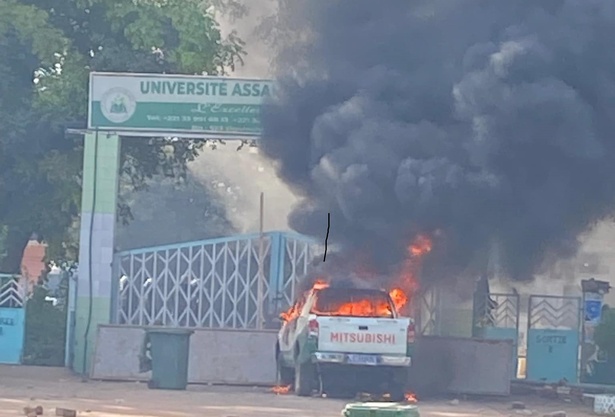 Université Assane Seck : Des véhicules incendiés et des blessés dans une manifestation Université Assane Seck : Des véhicules incendiés et des blessés dans une manifestation