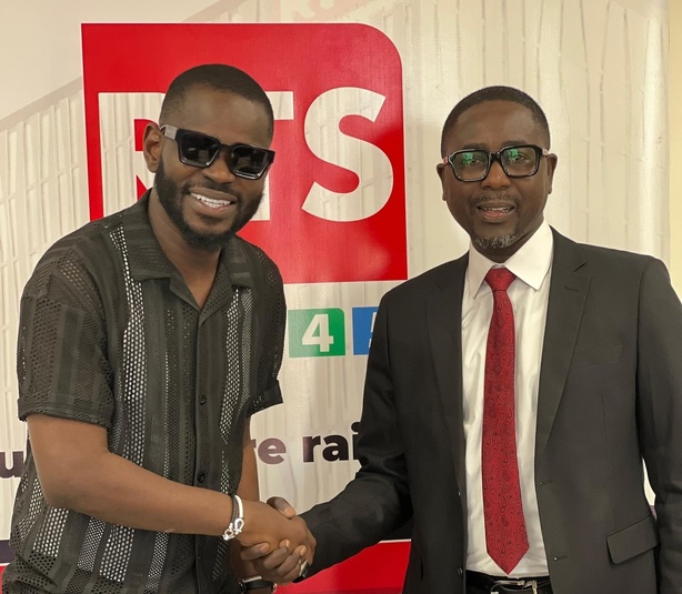 Média : La vérité sur la rencontre entre le DG de la RTS et Pape Cheikh Diallo Média : La vérité sur la rencontre entre le DG de la RTS et Pape Cheikh Diallo