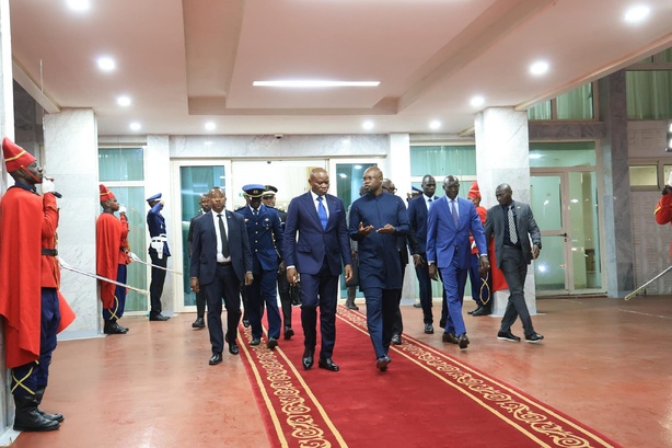 Visite officielle : Le Président gabonais accueilli par Ousmane Sonko au Sénégal Visite officielle : Le Président gabonais accueilli par Ousmane Sonko au Sénégal