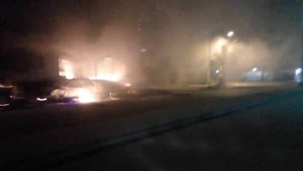 Nuit de chaos à N’Zérékoré : Le commissariat en flammes Nuit de chaos à N’Zérékoré : Le commissariat en flammes