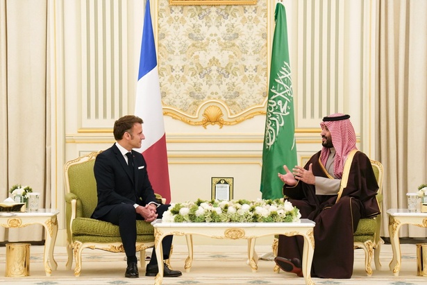 Visite d’État : Emmanuel Macron rencontre Mohammed ben Salman à Riyad Visite d’État : Emmanuel Macron rencontre Mohammed ben Salman à Riyad