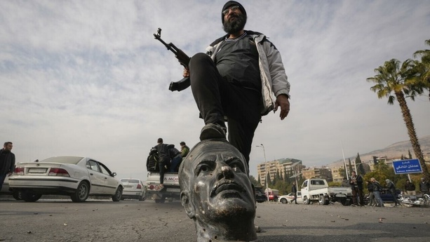 Syrie : les rebelles déclarent leur victoire et l’entrée triomphale de leur chef à Damas après la chute de Bachar el-Assad