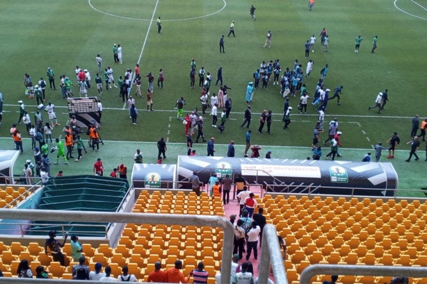 Coupe de la CAF : Le match Jaraaf – USM Alger vire à la violence au stade Abdoulaye Wade Coupe de la CAF : Le match Jaraaf – USM Alger vire à la violence au stade Abdoulaye Wade