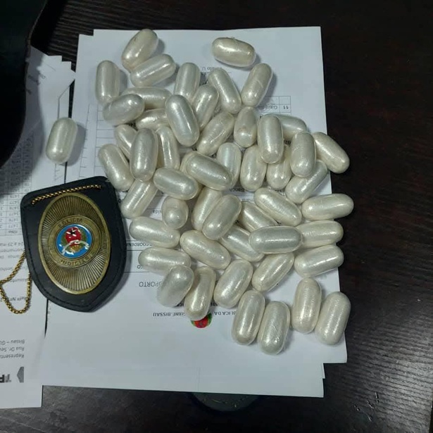 Guinée-Bissau : 52 capsules de cocaïne saisies chez un suspect à l’aéroport Guinée-Bissau : 52 capsules de cocaïne saisies chez un suspect à l’aéroport