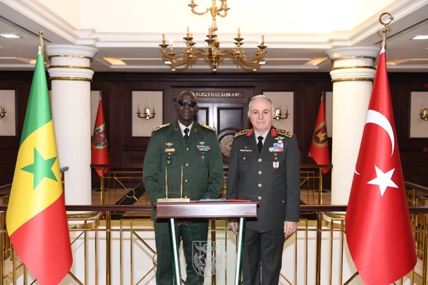 Renforcement des liens militaires : Le Général Mbaye Cissé en visite en Turquie Renforcement des liens militaires : Le Général Mbaye Cissé en visite en Turquie