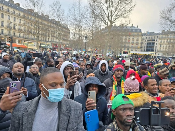 Paris : manifestation contre le retrait du Niger, du Mali et du Burkina Faso de la Cédéao Paris : manifestation contre le retrait du Niger, du Mali et du Burkina Faso de la Cédéao