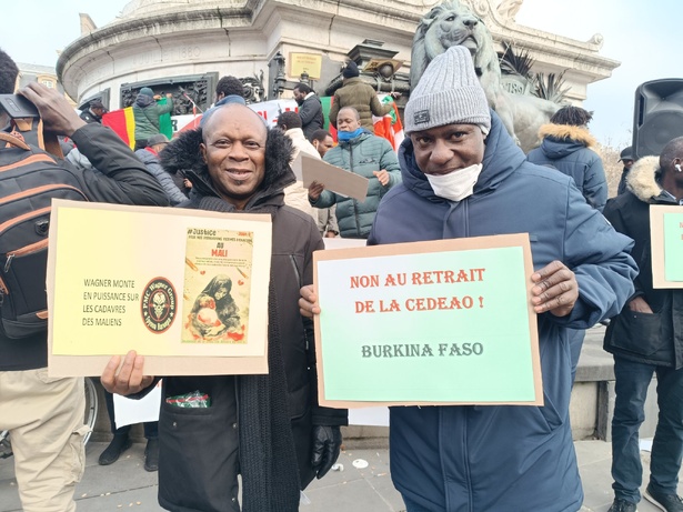 Paris : manifestation contre le retrait du Niger, du Mali et du Burkina Faso de la Cédéao Paris : manifestation contre le retrait du Niger, du Mali et du Burkina Faso de la Cédéao