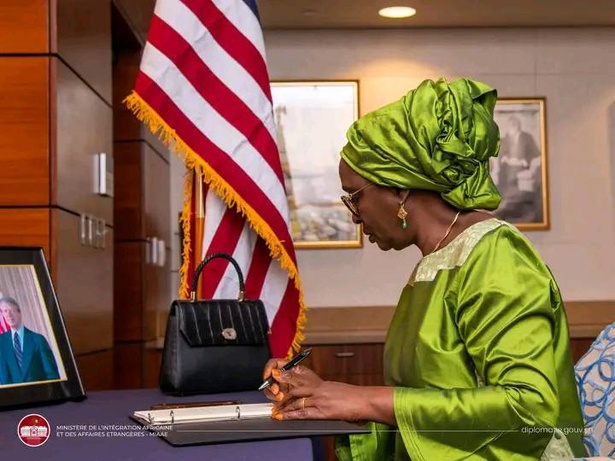 Sénégal : Condoléances de Mme Yassine Fall à l’Ambassade des États-Unis suite au décès de Jimmy Carter Sénégal : Condoléances de Mme Yassine Fall à l’Ambassade des États-Unis suite au décès de Jimmy Carter
