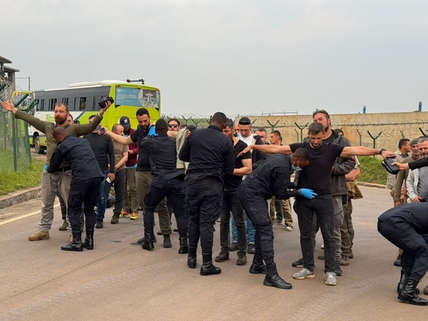 RDC : la débâcle des mercenaires de Tshisekedi face à l’avancée du M23 à Goma...plus de 288 se sont rendus RDC : la débâcle des mercenaires de Tshisekedi face à l’avancée du M23 à Goma...plus de 288 se sont rendus