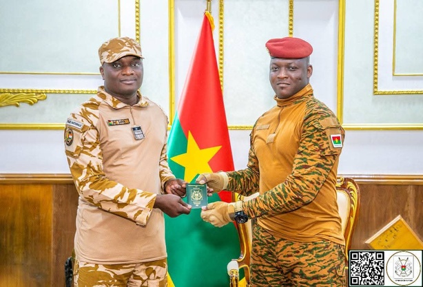 Confédération des États du Sahel : Ibrahim Traoré reçoit le premier passeport biométrique Confédération des États du Sahel : Ibrahim Traoré reçoit le premier passeport biométrique