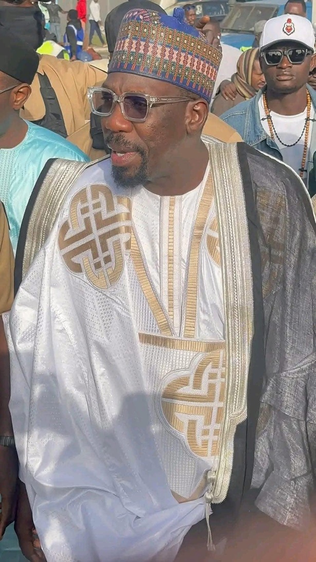 Retour de MC Niass : le marabout Niassène de retour à Dakar après un exil aux États-Unis Retour de MC Niass : le marabout Niassène de retour à Dakar après un exil aux États-Unis