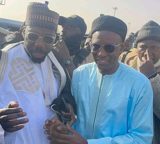 Retour de MC Niass : le marabout Niassène de retour à Dakar après un exil aux États-Unis Retour de MC Niass : le marabout Niassène de retour à Dakar après un exil aux États-Unis