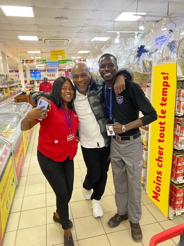 Mike Tyson fait son shopping à Auchan Dakar Mike Tyson fait son shopping à Auchan Dakar