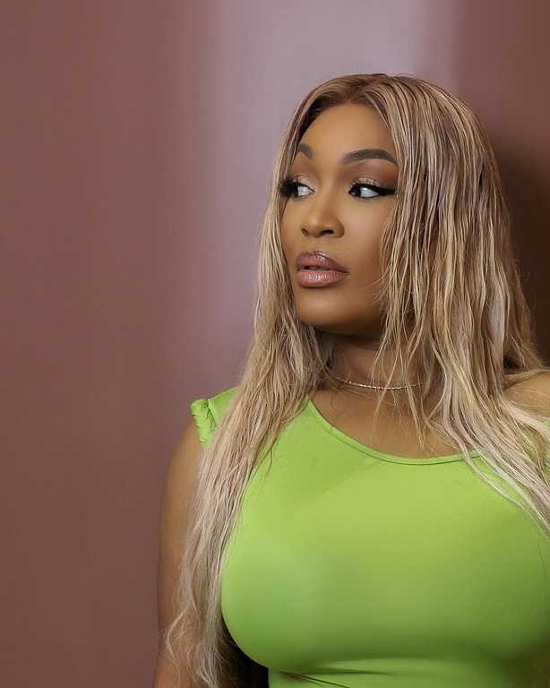 Josey : Tout savoir sur la chanteuse ivoirienne au talent incontestable Josey : Tout savoir sur la chanteuse ivoirienne au talent incontestable