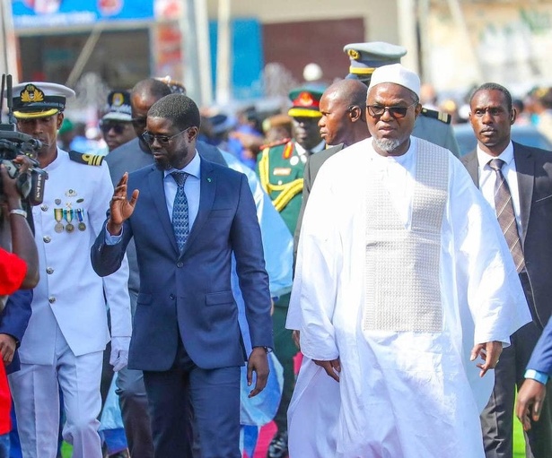 Diomaye Faye en Gambie pour la fête nationale : une visite sous le signe de la fraternité et de la coopération Diomaye Faye en Gambie pour la fête nationale : une visite sous le signe de la fraternité et de la coopération