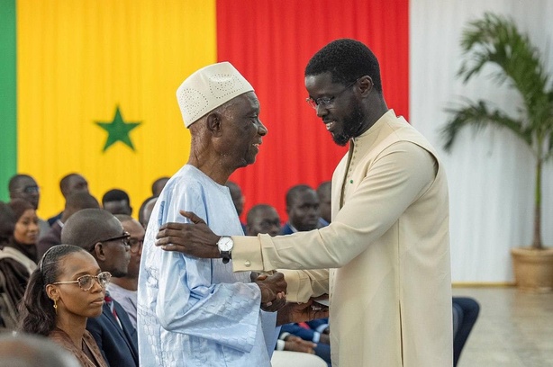 Palais : Bassirou Diomaye Faye rend hommage au juge Ousmane Camara Palais : Bassirou Diomaye Faye rend hommage au juge Ousmane Camara