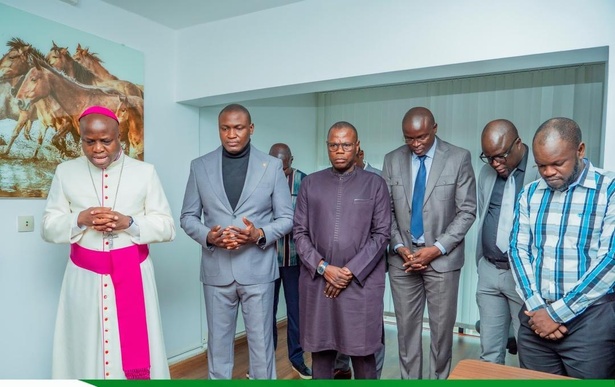 Mgr Jean Baptiste Valtère Manga : « Je prie pour la réussite de Toussaint Manga, Directeur général de la Lonase » Mgr Jean Baptiste Valtère Manga : « Je prie pour la réussite de Toussaint Manga, Directeur général de la Lonase »