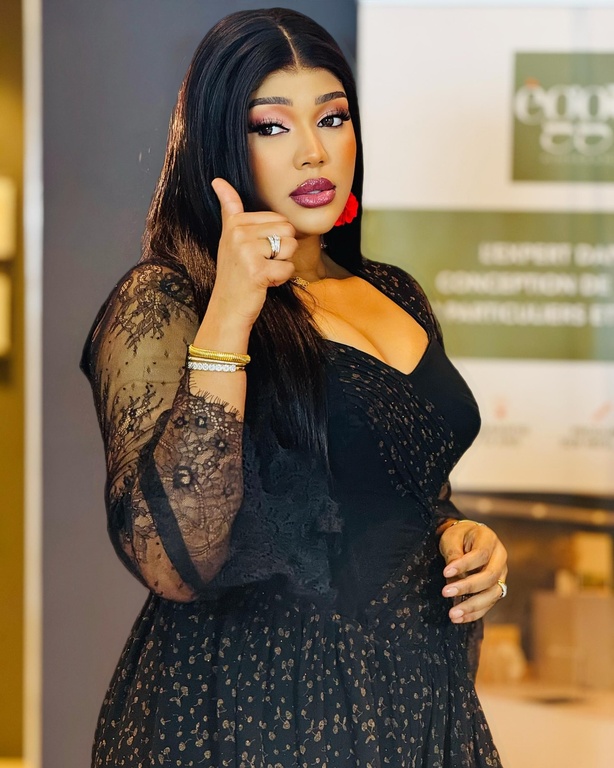 Média : Yaye Awa, animatrice de la TFM, s'affirme avec force et authenticité Média : Yaye Awa, animatrice de la TFM, s'affirme avec force et authenticité