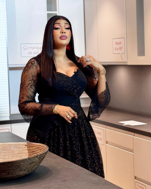 Média : Yaye Awa, animatrice de la TFM, s'affirme avec force et authenticité Média : Yaye Awa, animatrice de la TFM, s'affirme avec force et authenticité