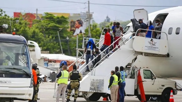 Retour forcé : un premier vol de migrants haïtiens expulsés des États-Unis atterrit Retour forcé : un premier vol de migrants haïtiens expulsés des États-Unis atterrit