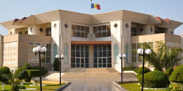 Tchad : un motocycliste abattu devant le palais présidentiel (photo) Tchad : un motocycliste abattu devant le palais présidentiel (photo)