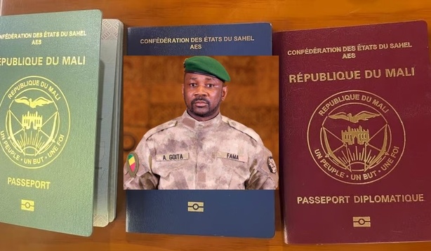 Malgré les tensions, une société française produit le passeport "souverainiste" malien Malgré les tensions, une société française produit le passeport "souverainiste" malien