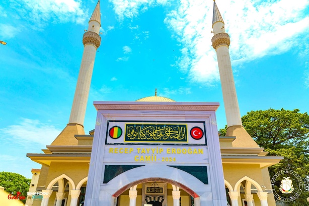 Inauguration de la Mosquée Recep Tayyip Erdogan : Un symbole de la coopération Guinée-Turquie Inauguration de la Mosquée Recep Tayyip Erdogan : Un symbole de la coopération Guinée-Turquie
