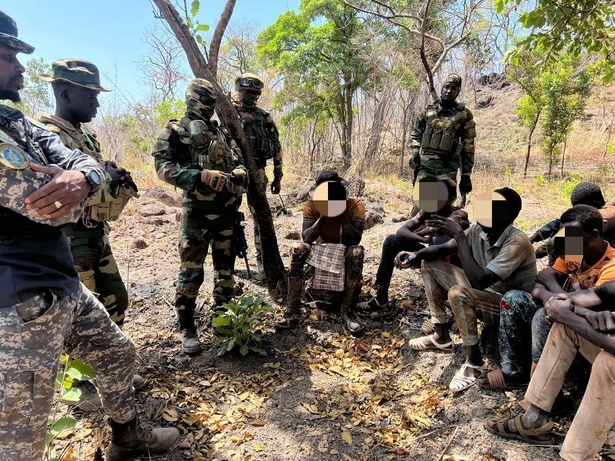 Tambacounda : Démantèlement d’un site d’orpaillage clandestin et saisie de bois illicite par l’Armée Sénégalaise Tambacounda : Démantèlement d’un site d’orpaillage clandestin et saisie de bois illicite par l’Armée Sénégalaise