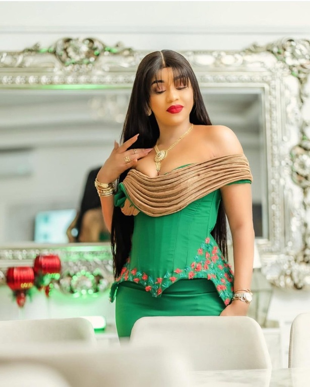 Korité 2025 : Clara séduit avec son élégante taille basse verte Korité 2025 : Clara séduit avec son élégante taille basse verte