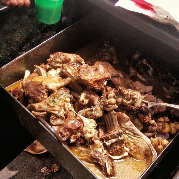 Dakar : Un vendeur de « forokh thiaya » arrêté après la découverte présumée de canines de chat dans sa viande Dakar : Un vendeur de « forokh thiaya » arrêté après la découverte présumée de canines de chat dans sa viande