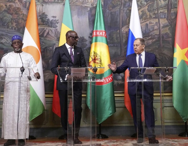 Mali, Niger, Burkina : l’AES renforce son alliance militaire avec la Russie Mali, Niger, Burkina : l’AES renforce son alliance militaire avec la Russie