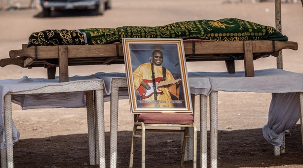 Amadou Bagayoko inhumé à Bamako : le dernier hommage d’un peuple à une légende Amadou Bagayoko inhumé à Bamako : le dernier hommage d’un peuple à une légende