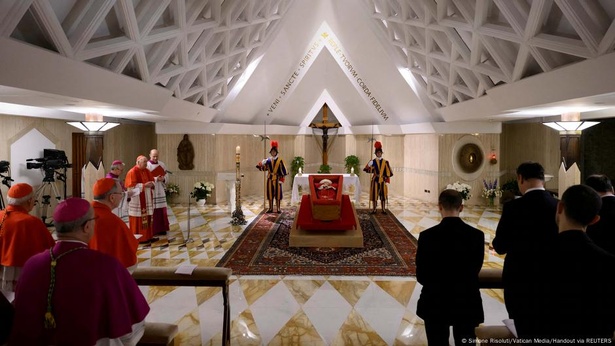 Décès du Pape François : Des images poignantes du cercueil ouvert du souverain pontife à la Résidence Sainte-Marthe Décès du Pape François : Des images poignantes du cercueil ouvert du souverain pontife à la Résidence Sainte-Marthe