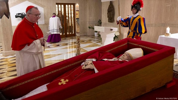 Décès du Pape François : Des images poignantes du cercueil ouvert du souverain pontife à la Résidence Sainte-Marthe Décès du Pape François : Des images poignantes du cercueil ouvert du souverain pontife à la Résidence Sainte-Marthe