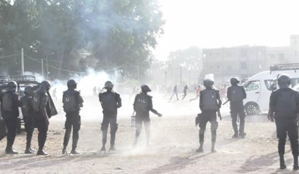 Tension à la Gare Routière de Ziguinchor : Sept personnes arrêtées après l'attaque d’un bus... Tension à la Gare Routière de Ziguinchor : Sept personnes arrêtées après l'attaque d’un bus...