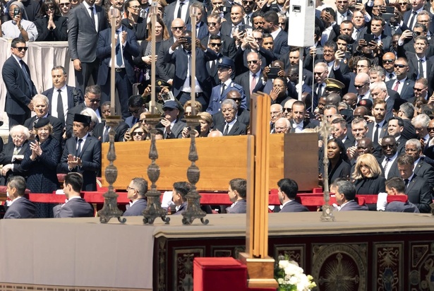 Le monde pleure le pape François : une foule immense à Saint-Pierre Le monde pleure le pape François : une foule immense à Saint-Pierre
