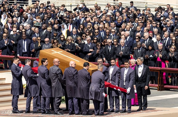 Le monde pleure le pape François : une foule immense à Saint-Pierre Le monde pleure le pape François : une foule immense à Saint-Pierre