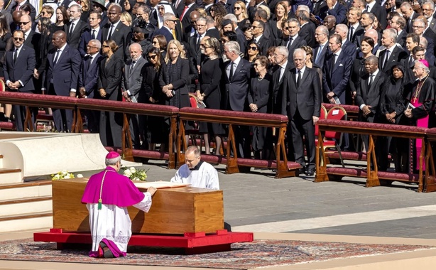 Le cercueil du pape François : une gifle silencieuse aux excès Le cercueil du pape François : une gifle silencieuse aux excès