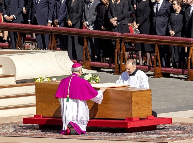 Le cercueil du pape François : une gifle silencieuse aux excès Le cercueil du pape François : une gifle silencieuse aux excès