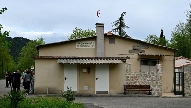 Meurtre dans une mosquée : la piste islamophobe privilégiée…le suspect toujours en fuite Meurtre dans une mosquée : la piste islamophobe privilégiée…le suspect toujours en fuite