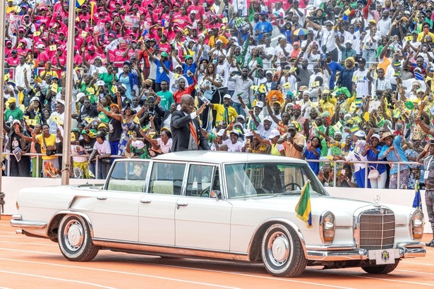 Indépendance, unité, rupture : le message derrière le véhicule d’Oligui Nguema Indépendance, unité, rupture : le message derrière le véhicule d’Oligui Nguema
