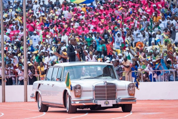 Indépendance, unité, rupture : le message derrière le véhicule d’Oligui Nguema Indépendance, unité, rupture : le message derrière le véhicule d’Oligui Nguema